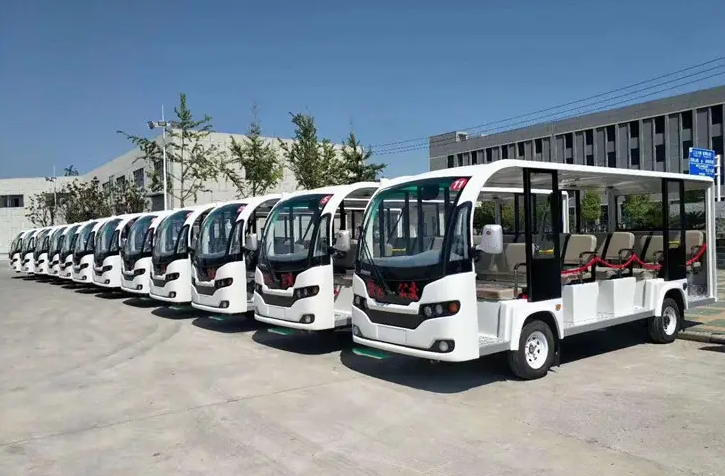 Autobuzul nostru electric de vizitare cu viteză mică intră în campusul universitar și devine prima alegere pentru transportul în parc