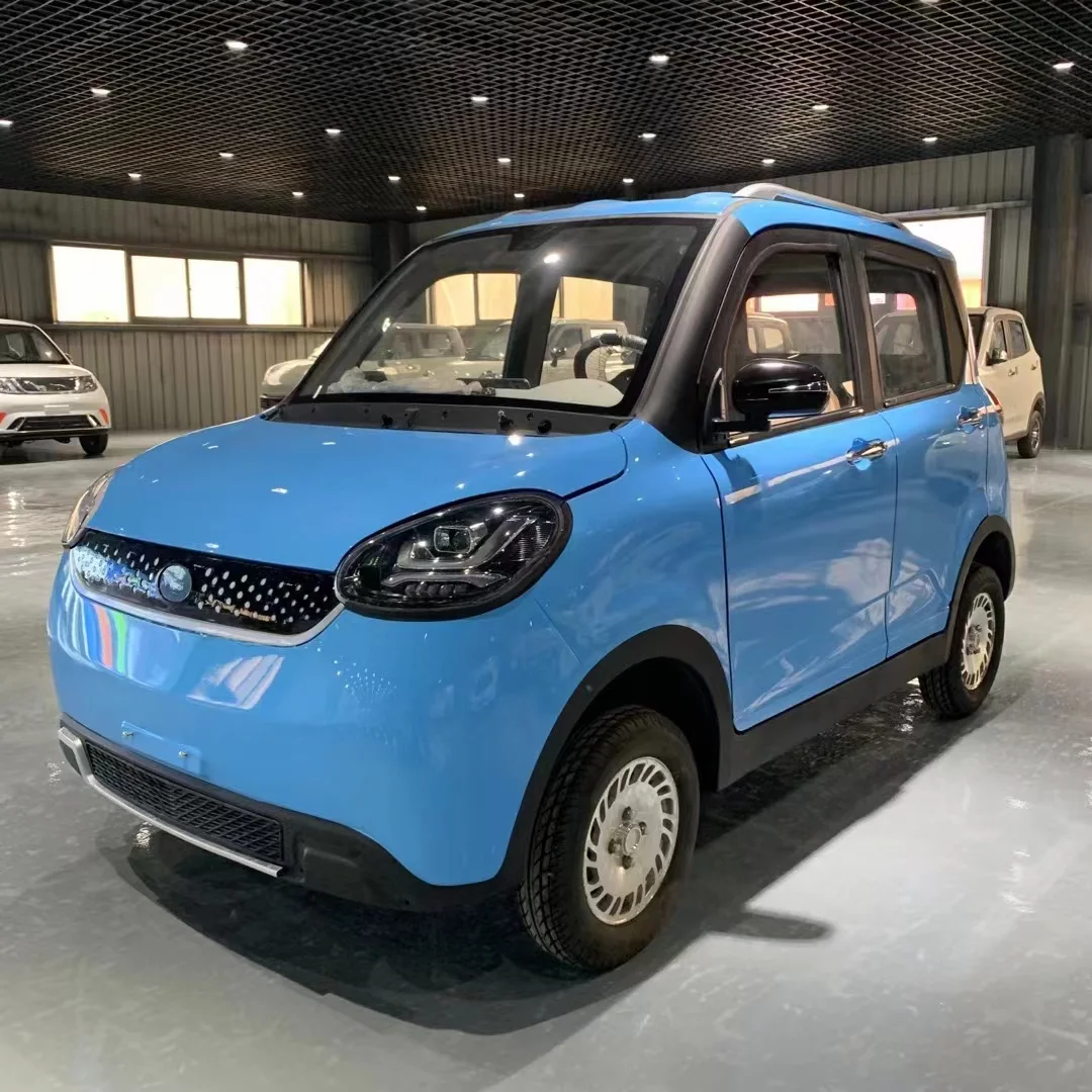 Vehicul electric colorat cu cinci uși și două rânduri